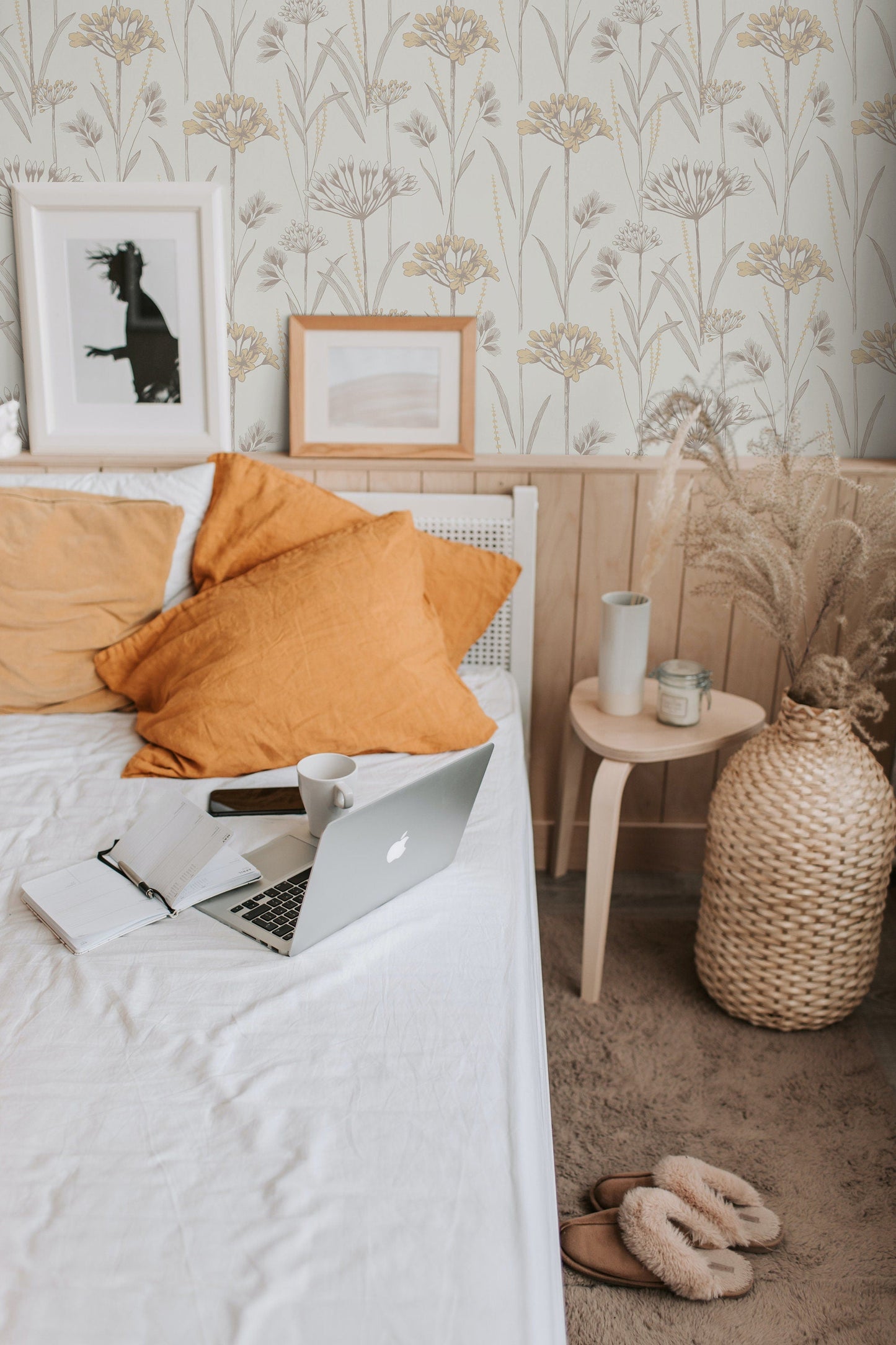 Minimalistic Floral Wallpaper